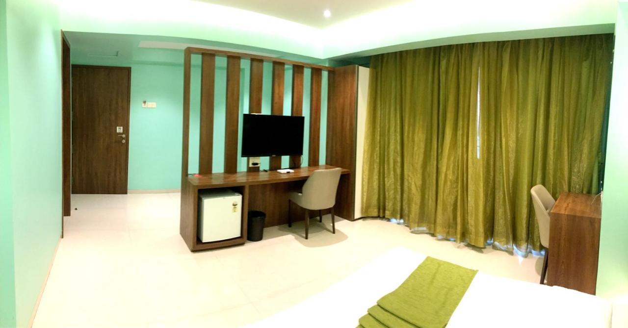 Hotel Seven Oaks نافي مومباي المظهر الخارجي الصورة
